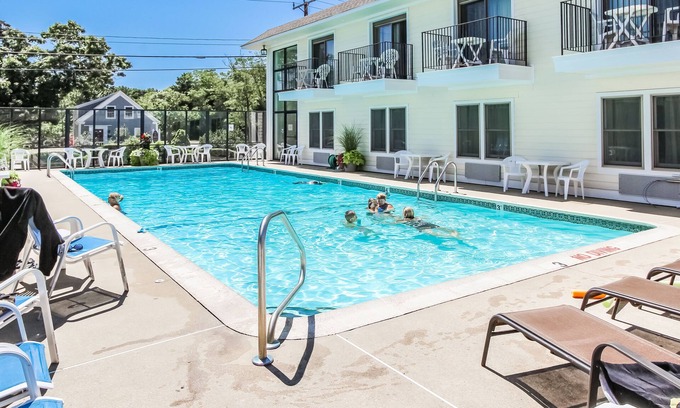 West Yarmouth Condominio | Family-Friendly 1BR Condo w/ Pools & Kitchenette