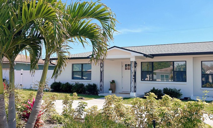 Disston Heights Casa | Family-Friendly 2BR Home in St. Petersburg – WiFi, AC & Great Location!