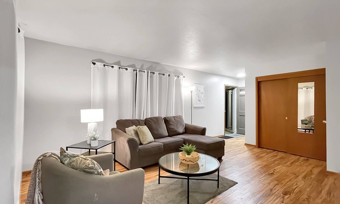 Des Moines Apartamento | Family Friendly 3 BR 2 Bath Duplex Sleeps 9!