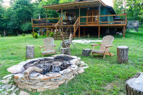 Spruce Pine Casa | Family-Friendly 3BR Cabin with Mountain Views, Near Trails & Skiing