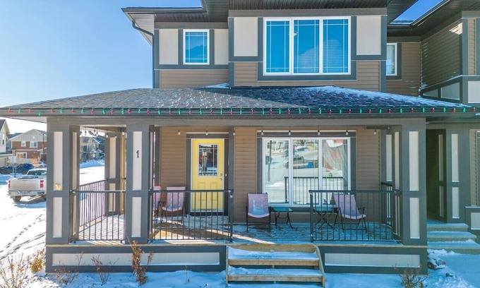 Cochrane Casa | Family-Friendly 3BR: Rockies Fun & Cochrane Charm