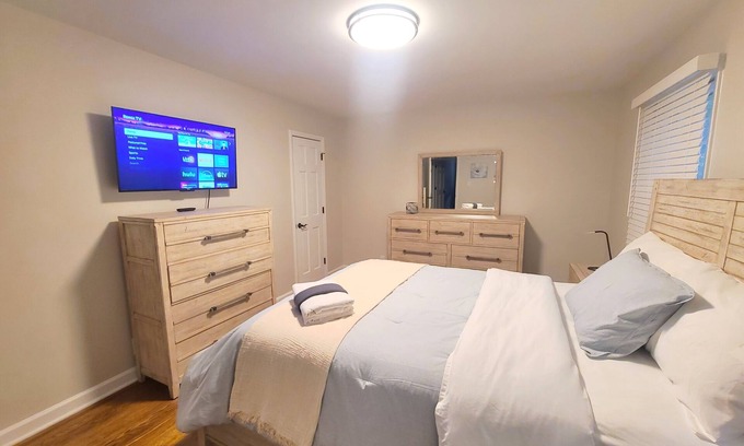 Sharon Woods Casa | Family Friendly 4BR 2.5 BTH Home w/games, books,parking, Vball set , Uptwn 15min