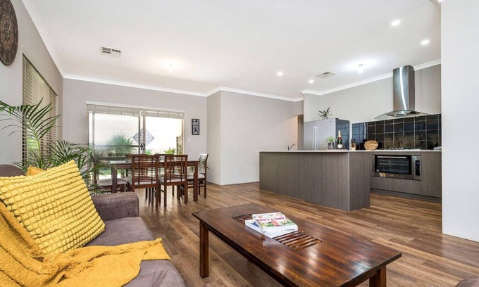 Jane Brook Casa | Family Friendly 4BR Home - Free Parking, Fast WiFi
