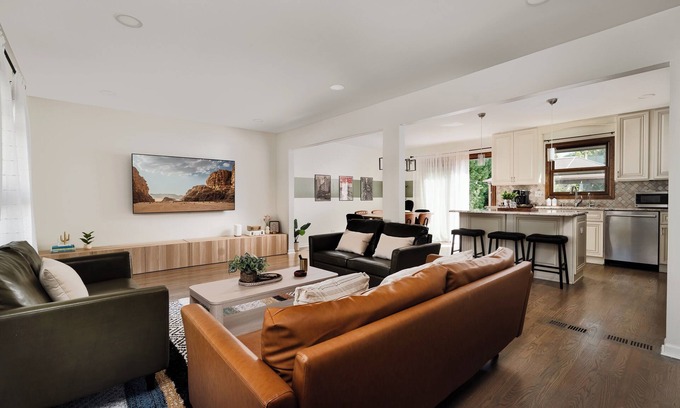Wasco Casa | Family Friendly 4BR with Backyard+Games, ORD, Chicago, Workspace