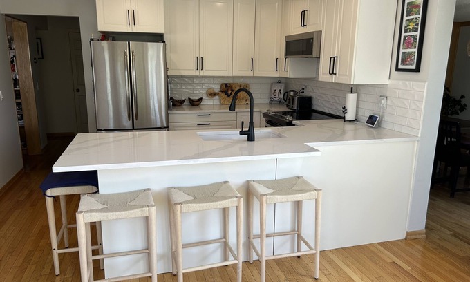 Hawkwood Casa | Family friendly 4 bedroom house with Mtn view- backs onto a park with playground