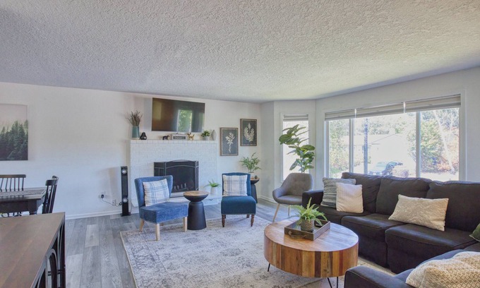 Gresham Casa | Family-Friendly 5BR Retreat – Hot Tub & Game Room