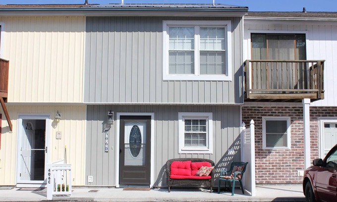 Myrtle Beach Casa | Family-friendly Beach Townhome just 1 block from the ocean!