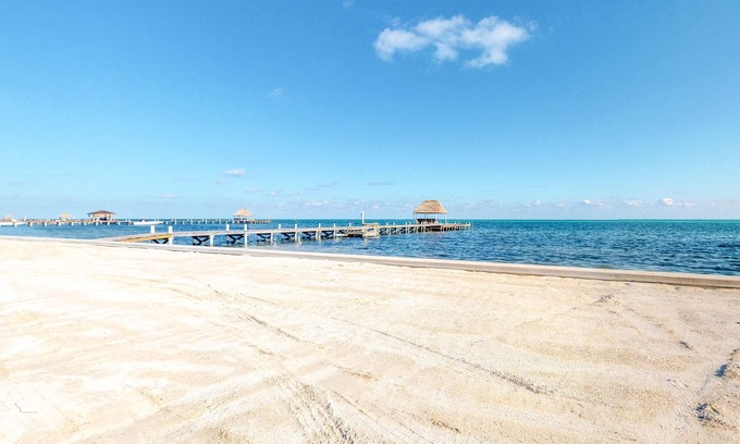 Boca Ciega Condominio | Condominio frente al mar con piscina compartida, muelle y acceso a la playa, ideal para familias