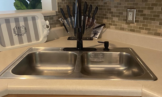 Winston - Salem Casa | Family friendly cozy furnished townhouse in quiet area with community pool