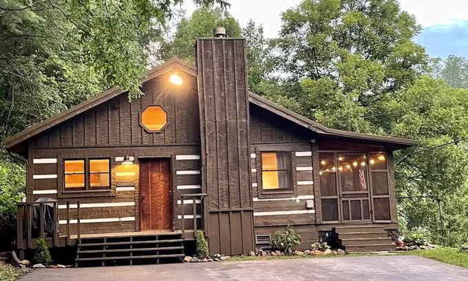 Hartford Cabina | Family friendly cabin, Screened porch, Fire pit