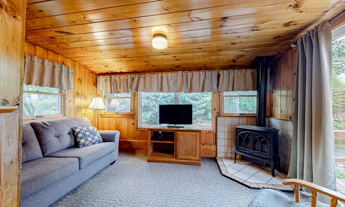 Lincoln Cabina | Family-Friendly Cabin w/ Shared Pool, WiFi, & Kitchenette - Close to Attractions