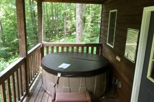 Elkin Casa | Family-Friendly Cabin with Private Hot Tub near Charlotte, North Carolina
