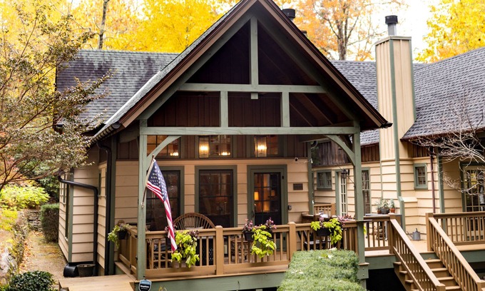 Cashiers Casa | Family-Friendly Cashiers Cabin in Trillium-Pet Friendly! Relax at Lake Glenville