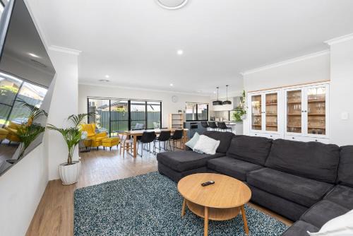 Carlisle Casa | Family Friendly Close 2 Airport, Optus, Crown & City