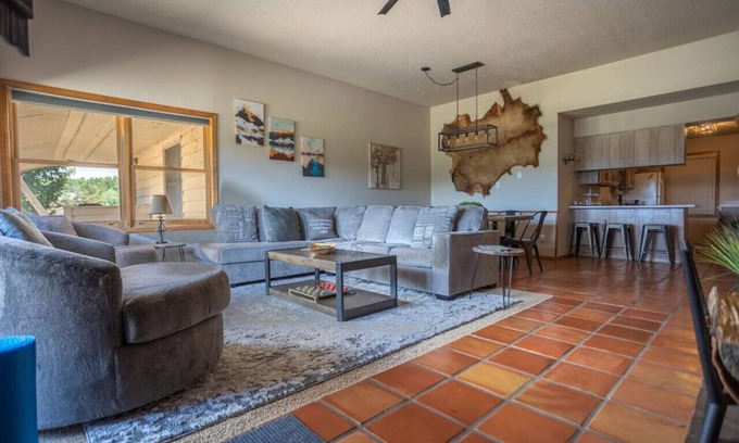 Angel Fire Condominio | Family-Friendly Condo-1 Minute Walk to AF Lifts, Equipment Rental, Restaurants
