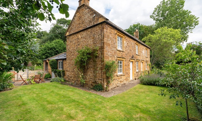 Brailes Cabaña | Family friendly Cotswold holiday cottage - Brook Cottage, Lower Brailes
