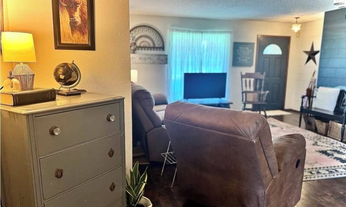 Clinton Otro | Family friendly Countryside stay! Easy access to Route 66 and I-40