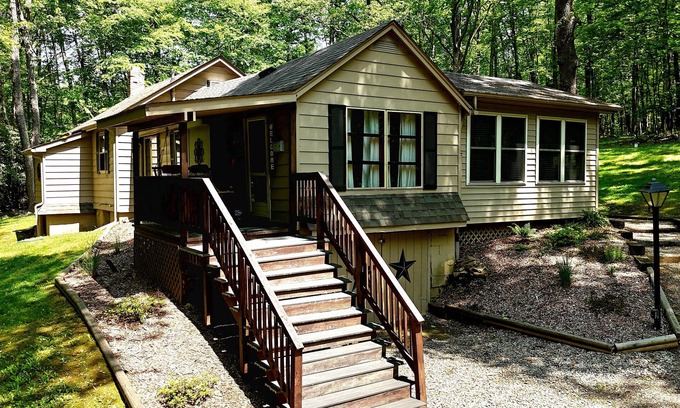 Ohiopyle Cabaña | Turning Leaf Lodge - Acogedora cabaña con jacuzzi / spa en Ohiopyle.