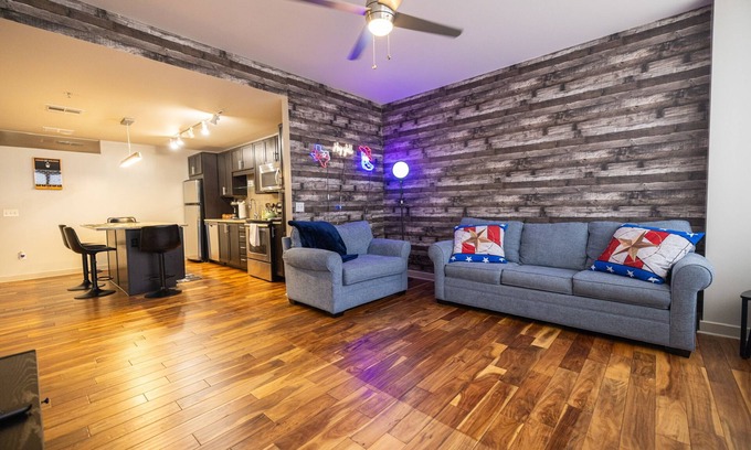 Downtown Dallas Apartamento | Family-friendly Dallas getaway with rooftop pool, free parking & Texas flair.