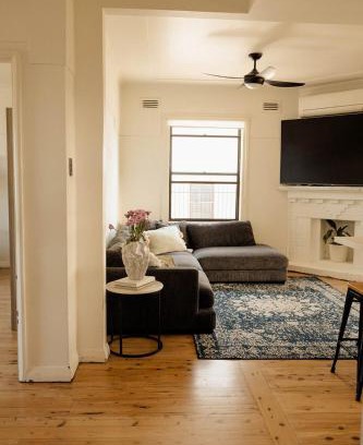 Tighes Hill Casa | Family-Friendly Escape Walk to Cafés & Creek