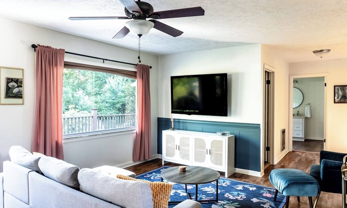 Central Otro | Family-friendly Farmhouse Johnson City ETSU Tweetsie Trail Bristol Speedway JCMC