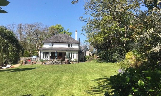 New Forest District Casa | Family friendly 6 bedroom house, in a New Forest coastal village with beach.