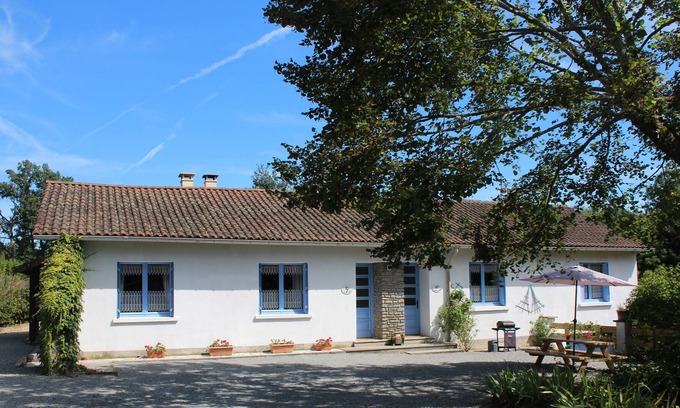 Vayres Cabaña | Casa de campo ideal para familias cerca de Rochechouart, con piscina climatizada y lago de pesca