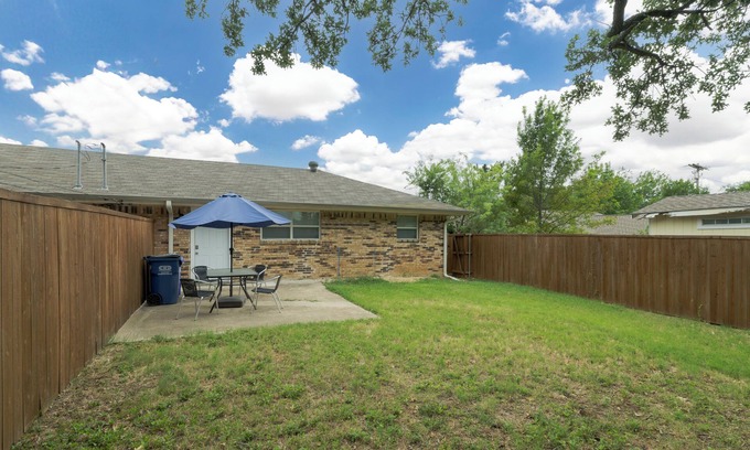 Euless Casa | Summer Getaway w/ Fenced Yard - Near DFW Airport