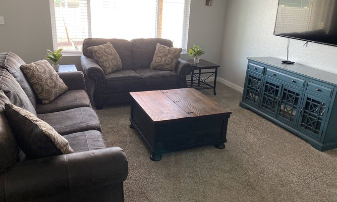 Caldwell Casa | Family Friendly Home, Quiet Culdesac (Sleeps 10-12)