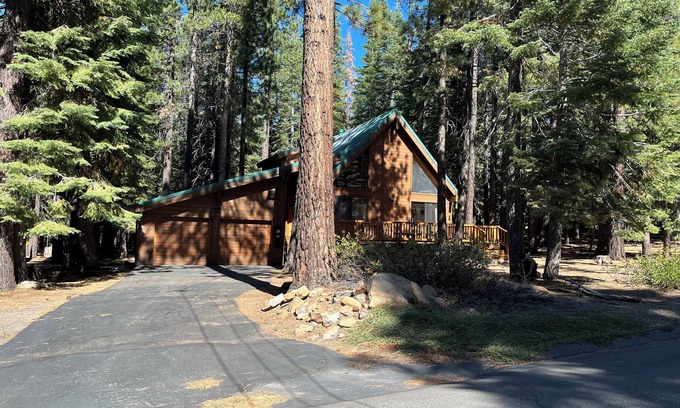 Truckee Casa | casa familiar situado en medio de los pinos, y la copia de seguridad en un bosque nacional