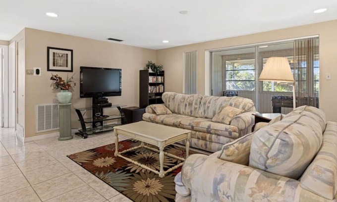 Warm Mineral Springs Casa | Family Friendly Home near Mineral Springs