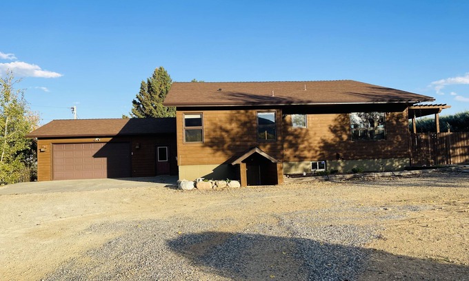 Red Lodge Chalet De Esquí | Family friendly home south of town, minutes from Ski Hill, WIFI and Hot Tub