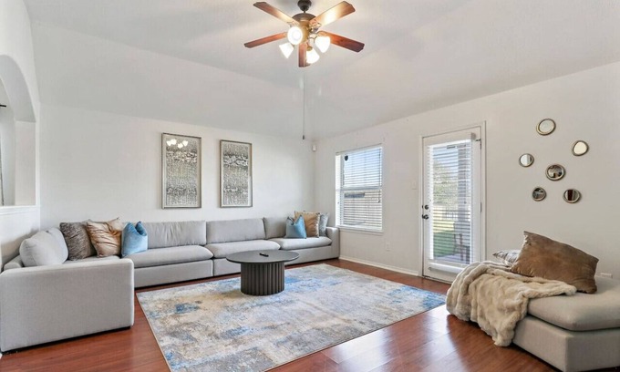 Clodine Casa | Family Friendly Home With Free Snacks & Fast WiFi