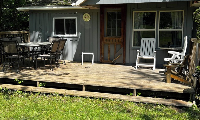 Clearview Cabina | Family Friendly Houskeeping Cabin with additional Bunkie.