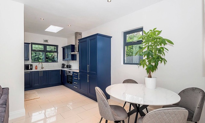 Malahide Casa | Family-friendly house with 3 bedrooms, driveway and garden!