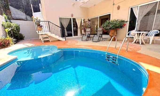 Crucecita Casa | Family-friendly house with pool & close to the beach