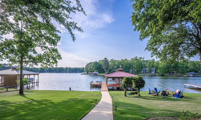 Eatonton Casa | Idyllic, family-friendly lake front home with EPIC sunset views and bunk room!