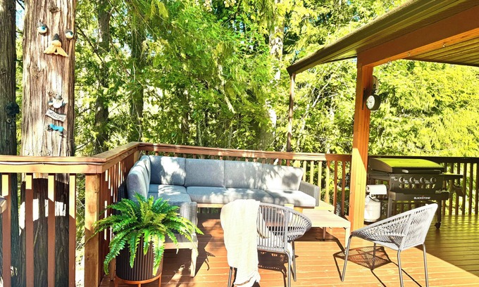 Sicamous Cabina | Family friendly Lakefront resort with boat slip