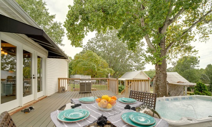 Landrum Casa | Family-Friendly Landrum Farmhouse: Deck & Swim Spa