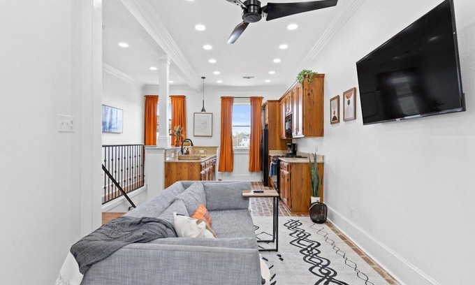Mid-City Apartamento | This duplex is a 2 bedroom(s), 1 bathrooms, located in New Orleans, LA.