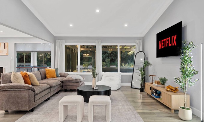 Fullerton Casa | Family Friendly Modern Luxury SoCal Hot Tub Retreat - Minutes from Disneyland