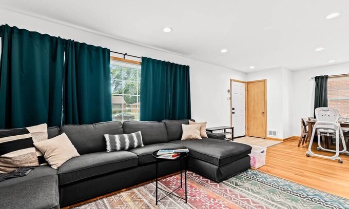 Detroit Casa | Comfy Family-Friendly Getaway less than 15 mins to Downtown