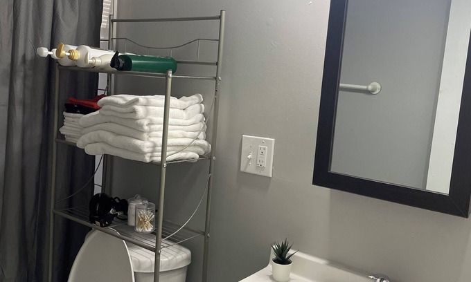 Overland Park Condominio | Family Friendly Overland Park home w/ king bed