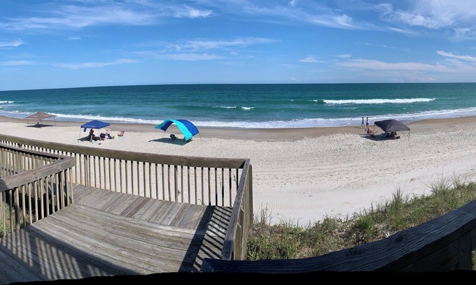 Topsail Beach Condominio | Family friendly oceanfront condo, directly on the beach.