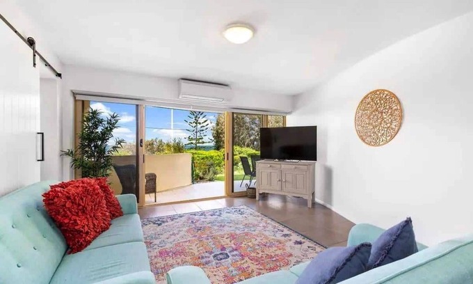 Moreton Bay Region Apartamento | Family-friendly, oceanfront apartment with salt-water pool and private garden!