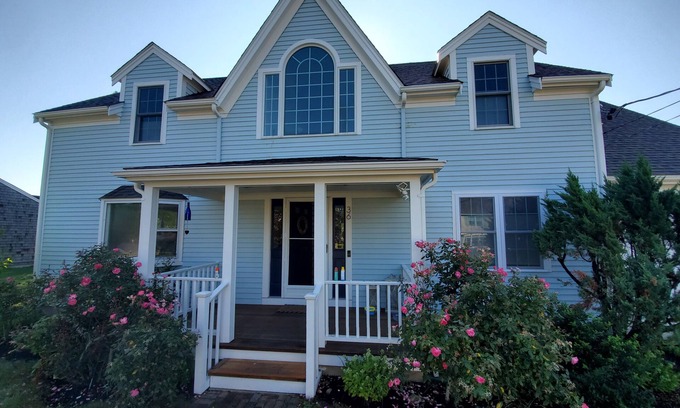 Barnstable Casa | Family-Friendly Oceanfront Haven, 4 bed, 2 bath sleeps 10. EZ beach access w. AC