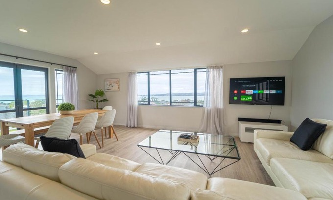 Northcote Casa | Family Friendly Oceanview Howick Home - Pets+