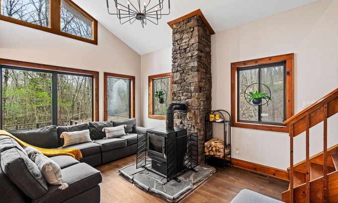 Cresco Casa | Family friendly private escape w/ hot tub, game room & fireplace in the Poconos