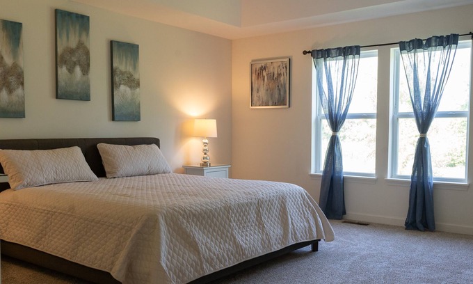 Lakemoor Casa | Family Friendly Rental with Private backyard and quiet area.
