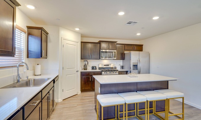 Riverbank Apartamento | Family-Friendly Riverbank Retreat: Close to Parks!